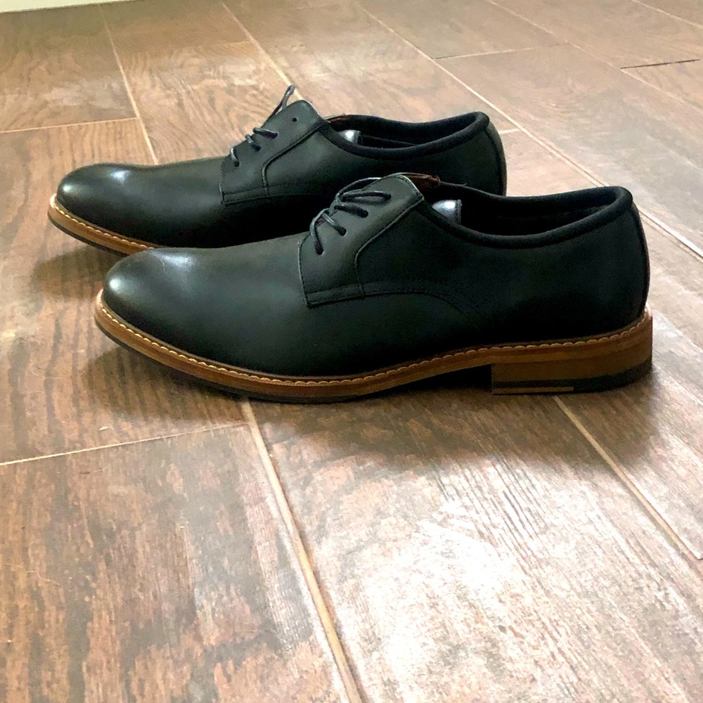 Men’s leather laced dress shoes
